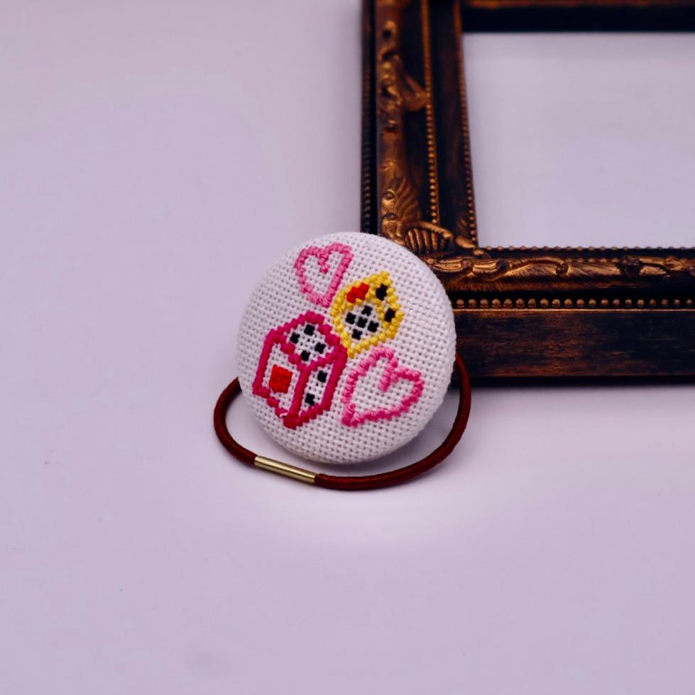 サイコロ ハート くるみボタンのヘアゴム クロスステッチ刺繍1枚目の画像